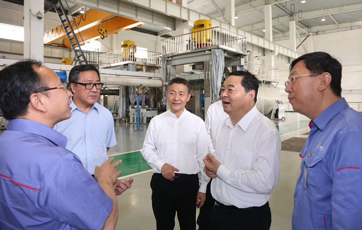 郝鹏与博天堂918集团一线科技职员深入交流